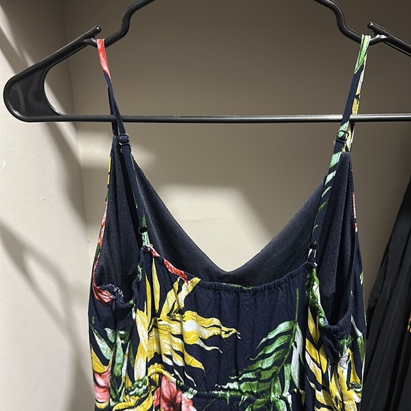 Blue and floral strapped dress with v-neck and adjustable straps. Mini length - Picture 3 of 4